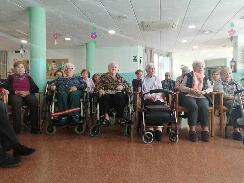 Residentes escuchan con atención la actuación del grupo musical CanSeixanta