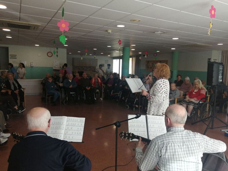 La cantante del grupo CanSeixanta ofrece una actuación en SantBoi-Benviure