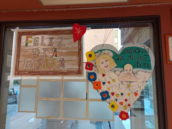 Mural realizado por los residentes por el día de la madre