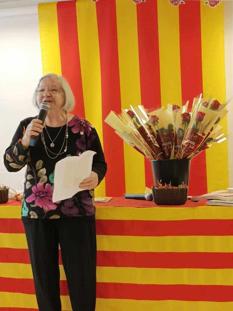 Residente de Sabadell Allegra recita un poema el día de Sant Jordi con rosas