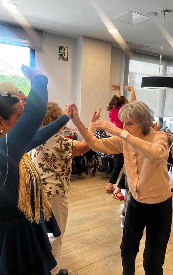 Residentes bailando en la feria de abril de Madrid-Edalia