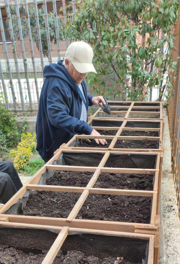 Residente trabaja en el huerto de Torrejón-Edalia