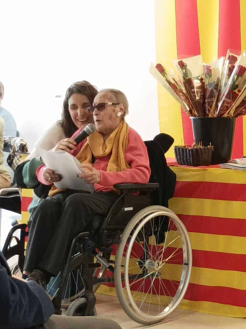 Residente en silla de ruedas de Sabadell Allegra recita un poema el día de Sant Jordi