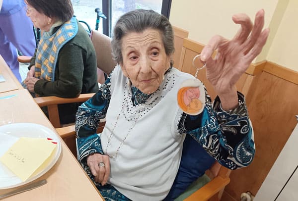 Residente de Valladolid-Riosol con su detalle personalizado de llavero por el día de la madre