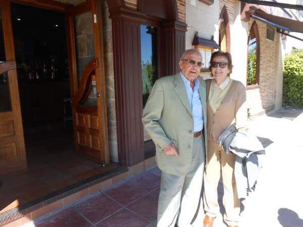 Residentes posan sonrientes en el exterior del restaurante de comida asturiana al que acudieron en abril