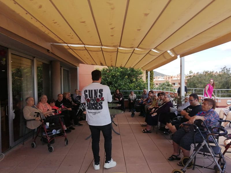 Pica pica celebrado en el exterior junto al grupo de voluntarios del Instituto Camps Blancs