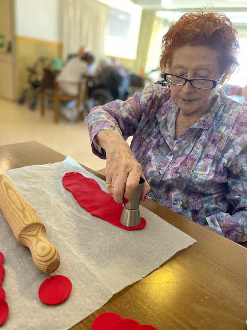 Residente realiza una manualidad el Día de Sant Jordi