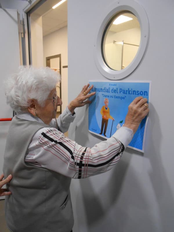 Colocación de carteles por el Día del Párkinson