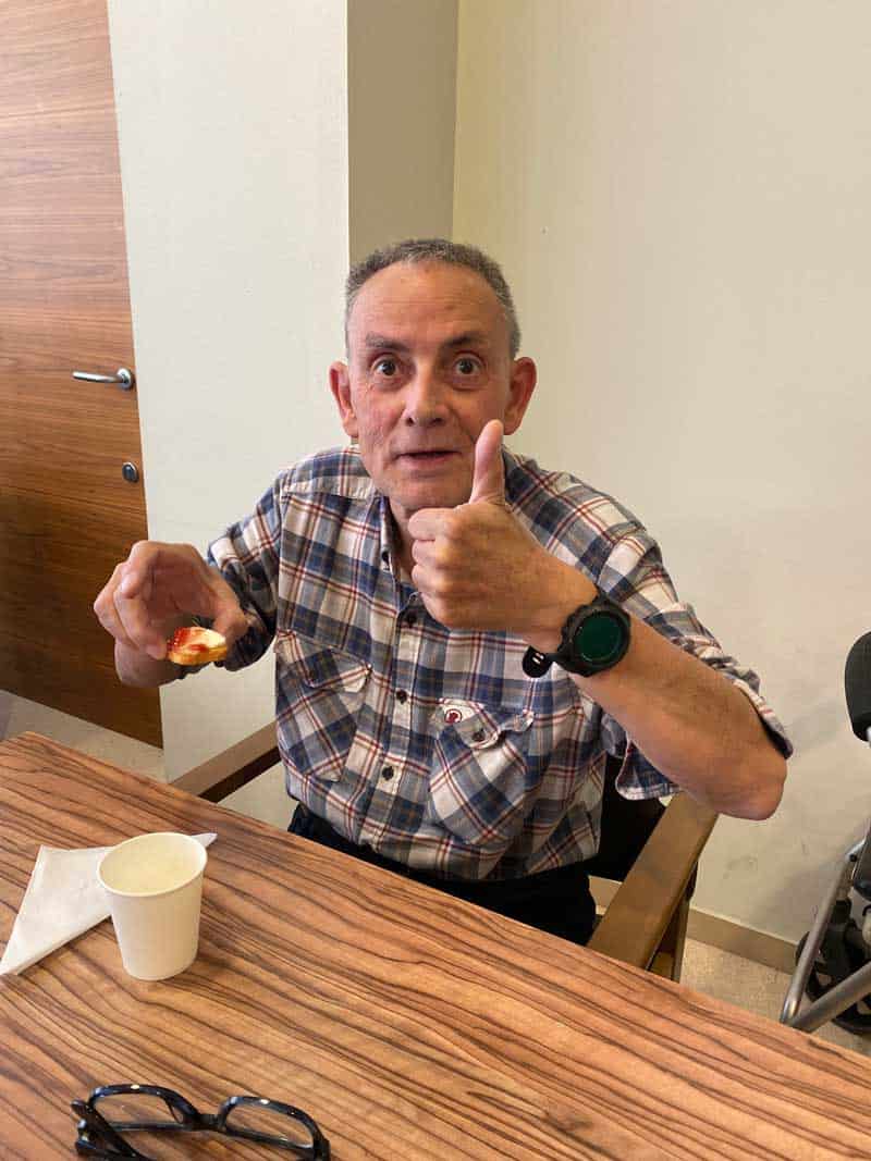 Residente posa entusiasmado a punto de realizar la cata de un tipo de queso