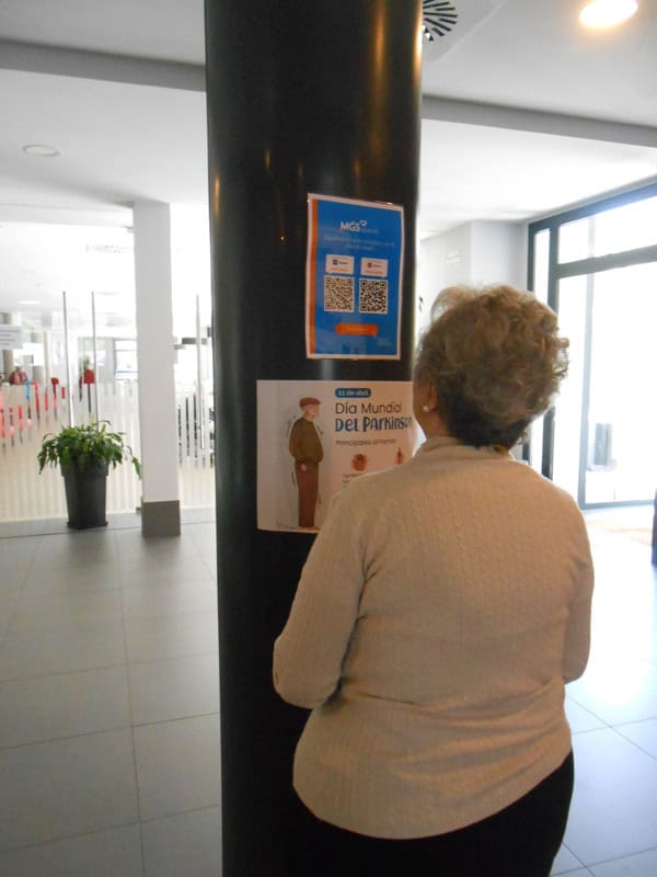 Colocación de carteles por el Día del Párkinson