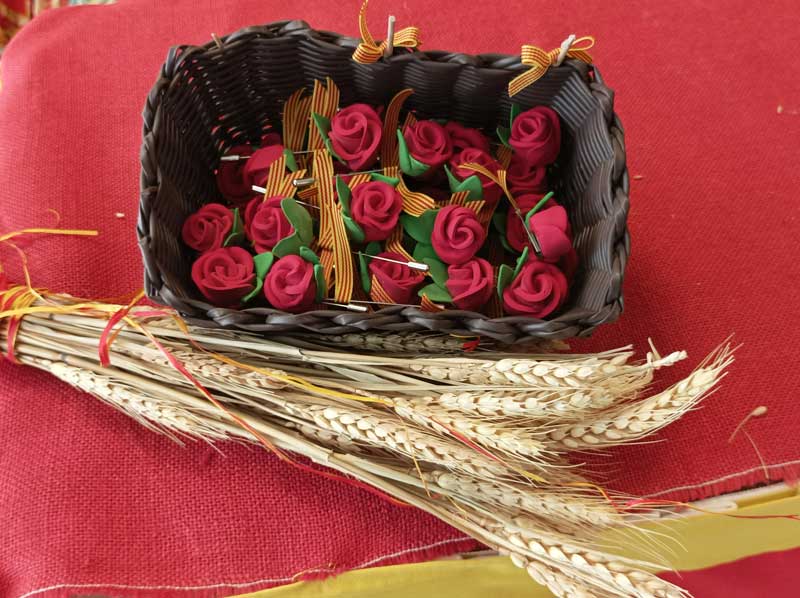 Manualidad de rosas realizadas por los residentes de Sabadell-Allegra