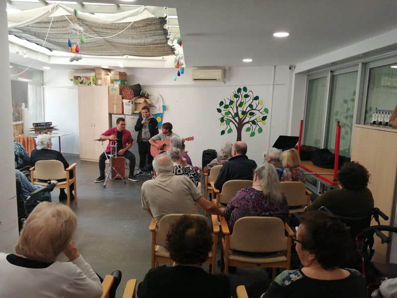 Un grupo de voluntarios del Instituto Camps blancs ofrece una actuación musical