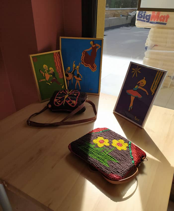 Exposición de cuadros y bolsos hechos a mano por una residente de Valladolid-Riosol