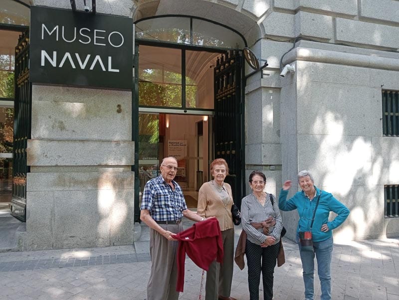 Residentes posan en el Museo Naval de Madrid