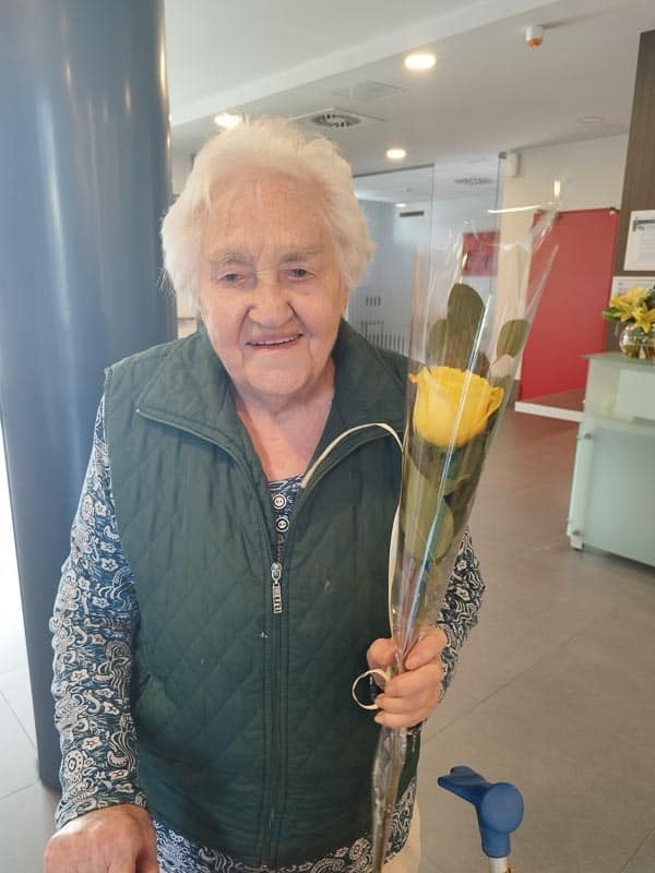 Residente posa sonriente con su regalo de cumpleaños