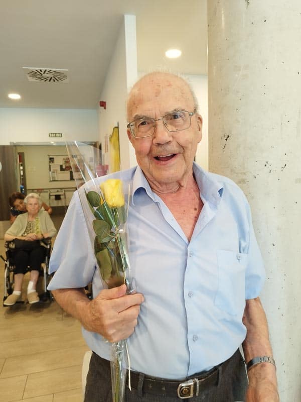 Residente de Madrid-Edalia recibe una rosa el día de su cumpleaños
