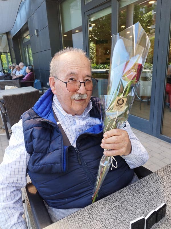 Residente posa para la foto el día de su cumpleaños