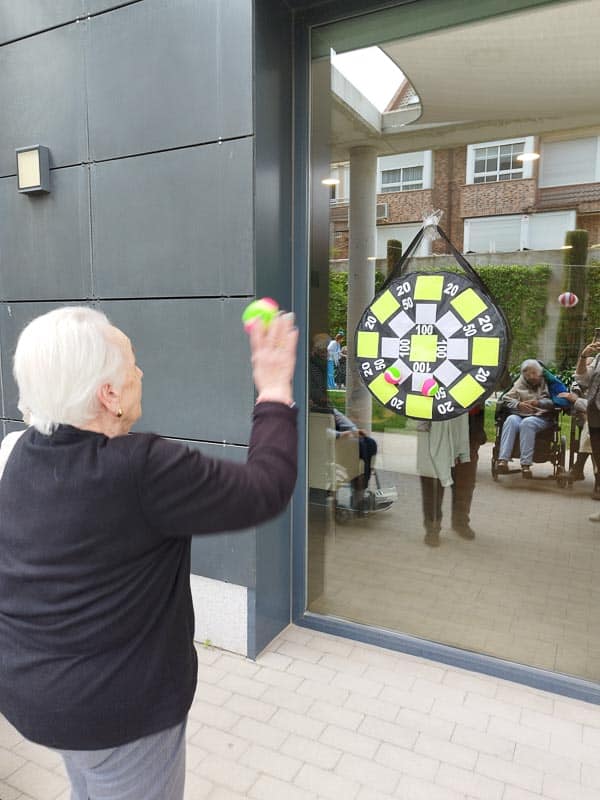 Residente juega a la diana