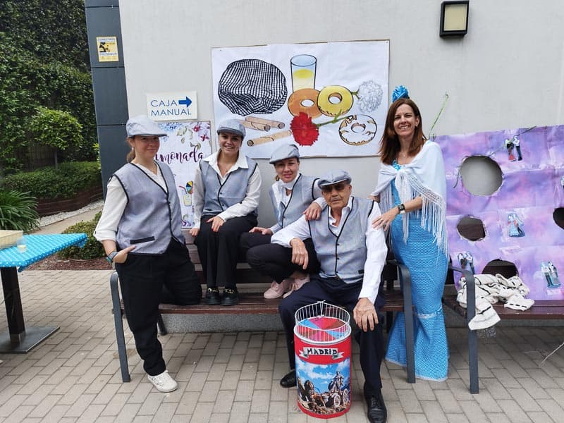 Residentes y trabajadores vestidos con los trajes tradicionales del Día de San Isidro