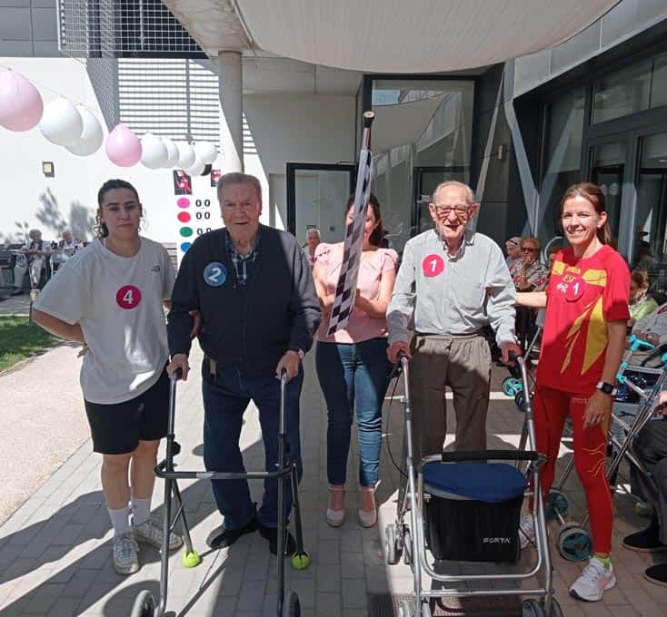 Participantes en las Yayo Olimpiadas posan felices