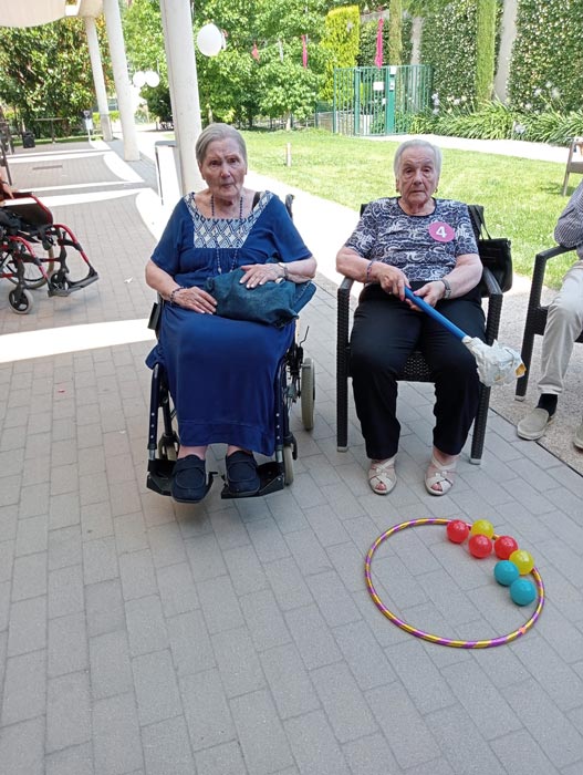 Juego de encertar pelotas dentro del aro en las Yayo Olimpiadas de Madrid-Edalia