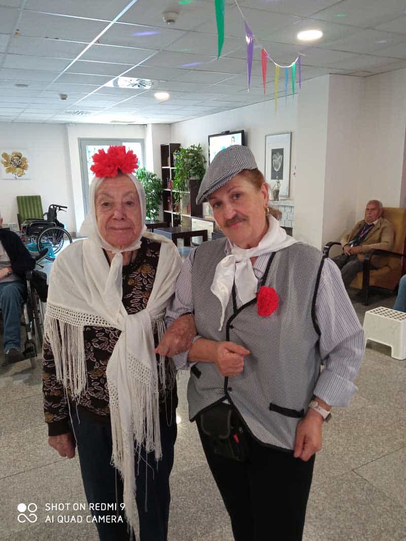 Residente y cuidadora vestidas de chulapas por el Día de San Isidro