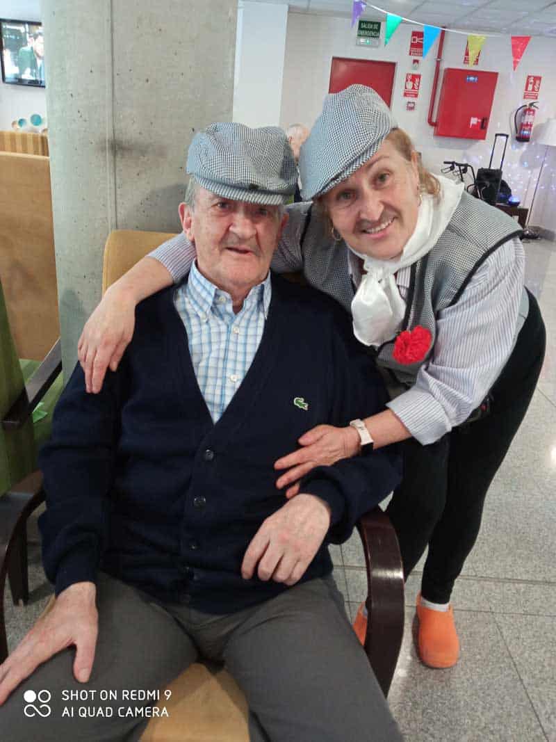 Residente ríe ante la cámara en la celebración de San Isidro