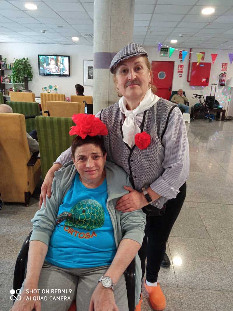 Residente luce una flor roja en el pelo por San Isidro