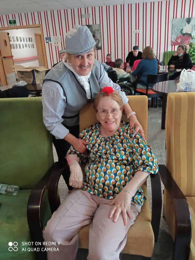 Residente posa feliz con flor de vestido de chulapa