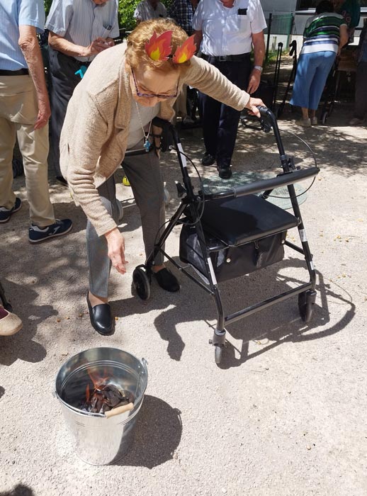 Residente depositando su deseo en la hoguera de San Juan