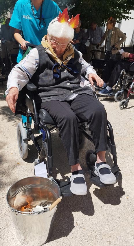 Residente en silla de ruedas participa en la celebración de San Juan