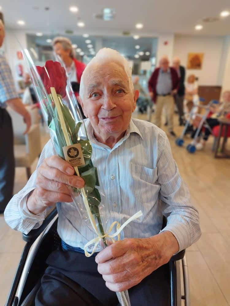 Residente muestra feliz a la cámara la rosa de regalo de su cumpleaños