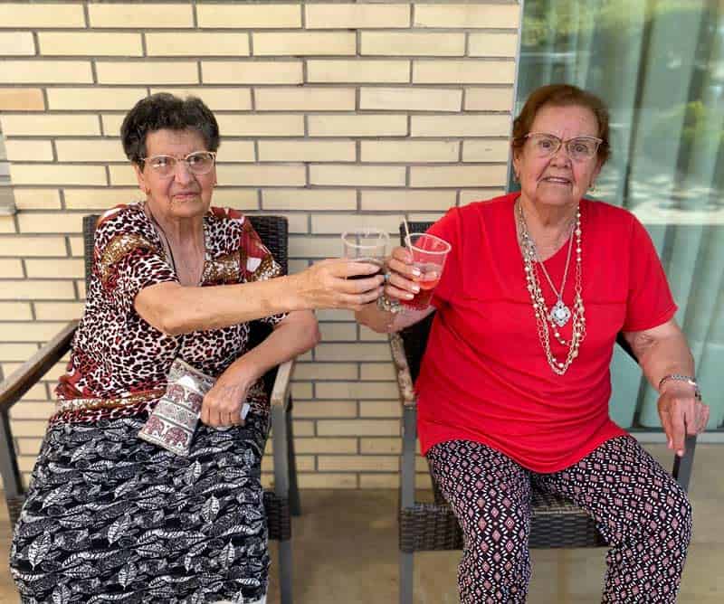 Dos residentes brindan para celebrar el aniversario de Sabadell-Allegra