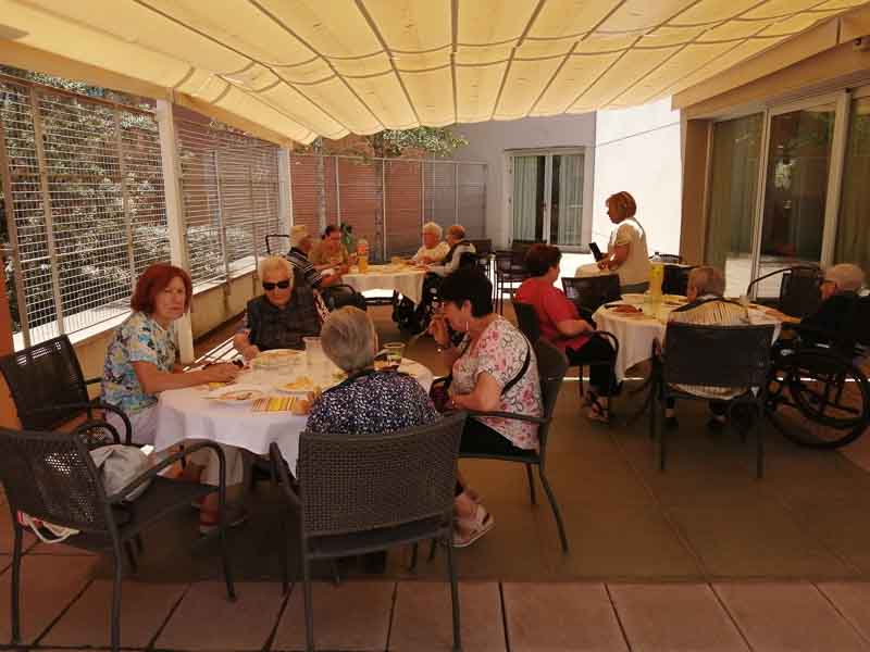 Residentes y familiares comen la paella del aniversario de Benviure