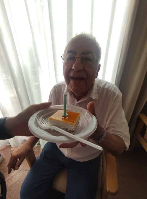 Residente cumpleañero sopla las velas