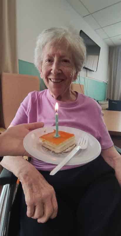 Residente cumpleañera recibe su trozo de pastel
