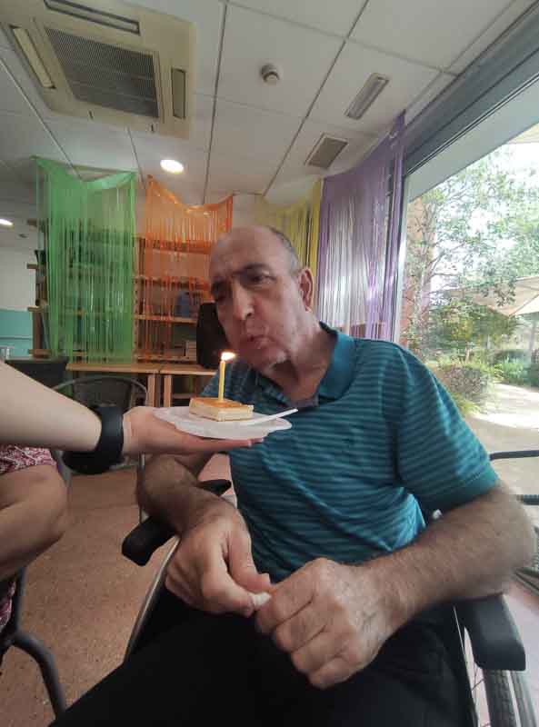 Residente cumpleañero del mes de junio sopla las velas