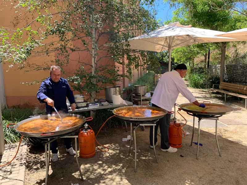 Preparativos de la paella del día de San Juan