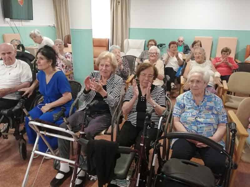 Residentes aplauden para celebrar el aniversario de Sant Boi Benviure