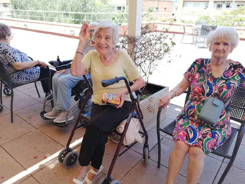 Residente posa sonriente con una caja de petardos por el día de San Juan