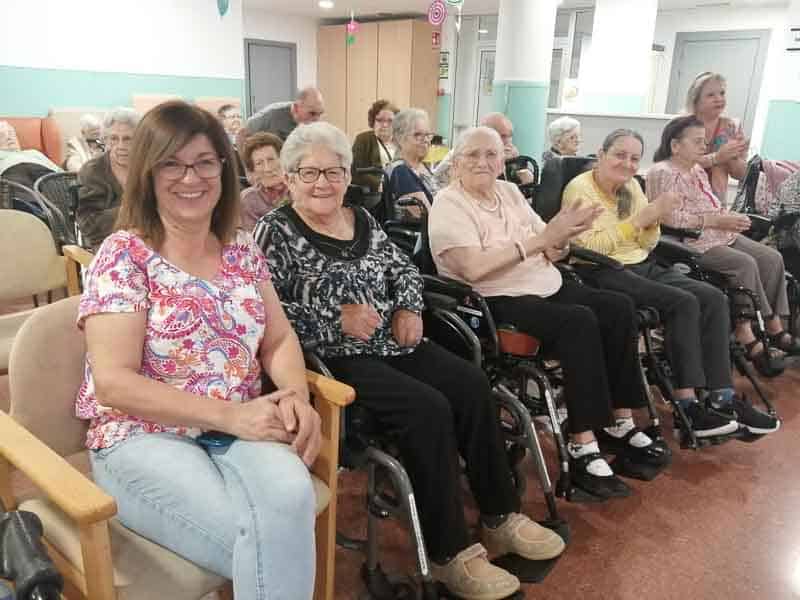 Residentes y familiares conversan en el salón