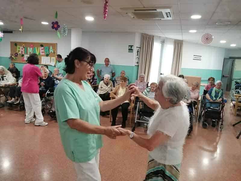 Auxiliar saca a bailar a una residente durante las celebraciones de cumpleaños en Sant Boi Benviure