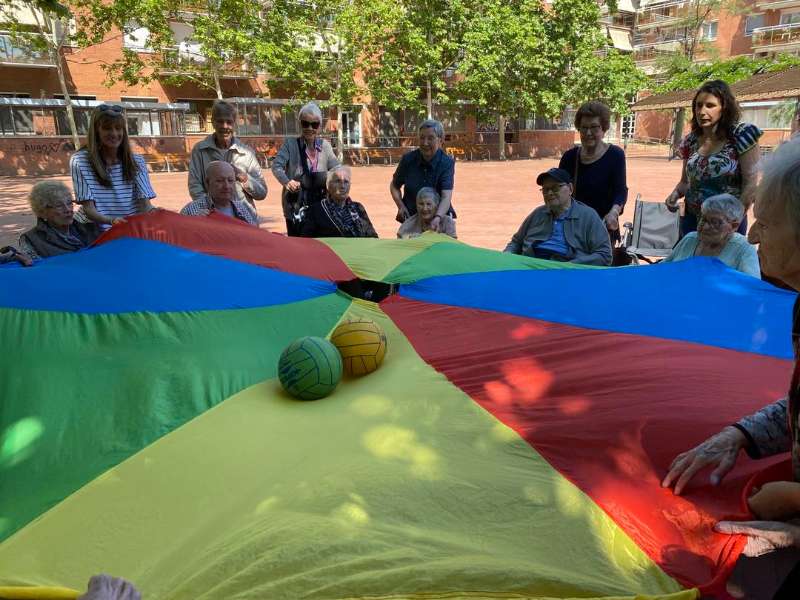 Los residentes de Sabadell-Allegra juegan con familiares y cuidadores a un juego de pelotas