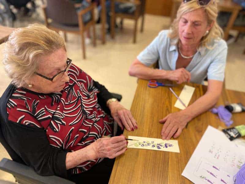 Familiares de los residentes de Sabadell-Allegra participan en un taller de creación de puntos de libro
