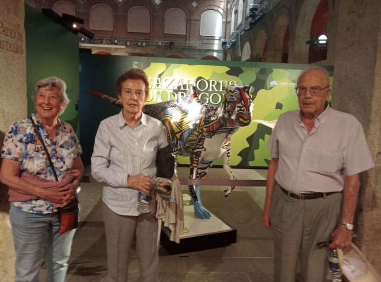Residentes disfrutan de la visita a la exposición "Cazadores de dragones"