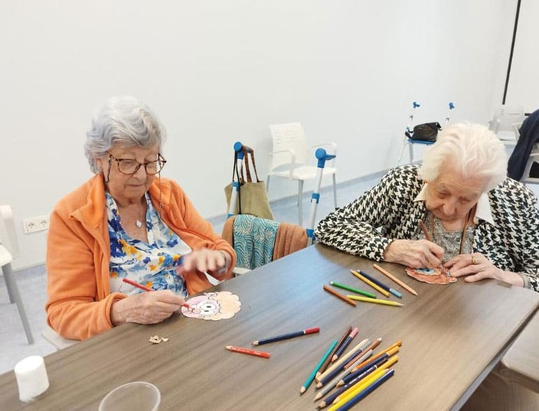 Residentes realizan manualidades por el Día de los Abuelos