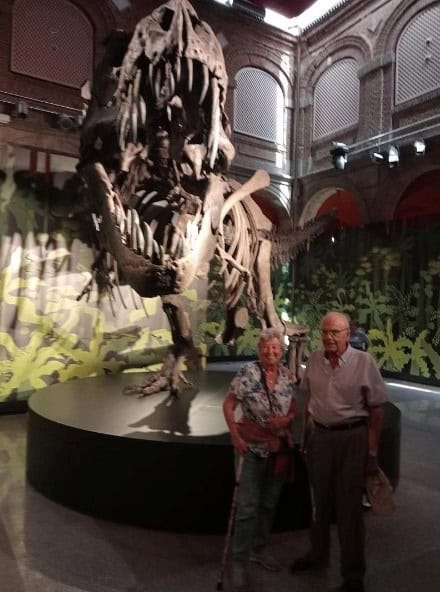 Residentes posan junto a la maqueta de un dinosaurio