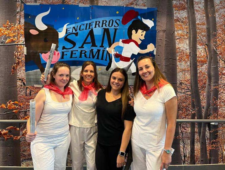 Trabajadoras de la residencia posan junto al cartel de "Feliz San Fermín"
