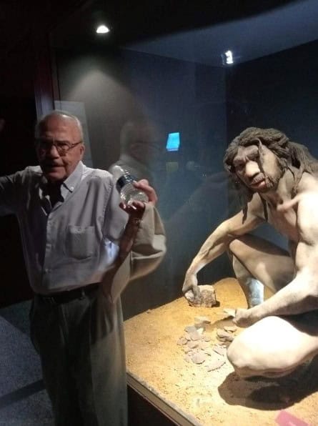 Un residente posa con la recreación de un hombre de las cavernas