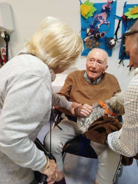 Residentes charlan en el taller de terapia con animales